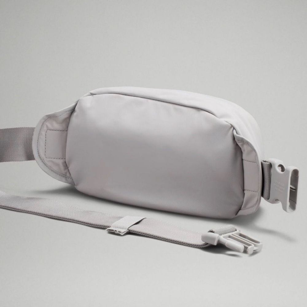 Lululemon Silver Wanderlust Belt Bag - NWOT - Picture 13 of 15